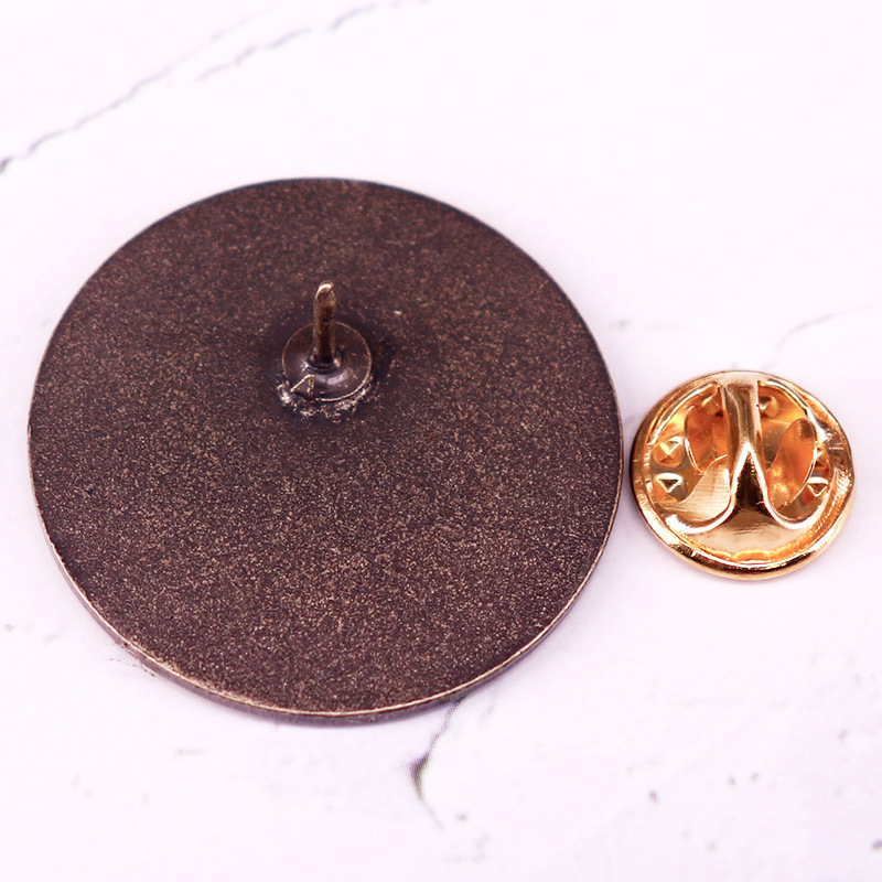 Μεταλλικό σήμα του Πανεπιστημίου Miscatonic, καρφίτσα με τον μύθο του Κθούλου