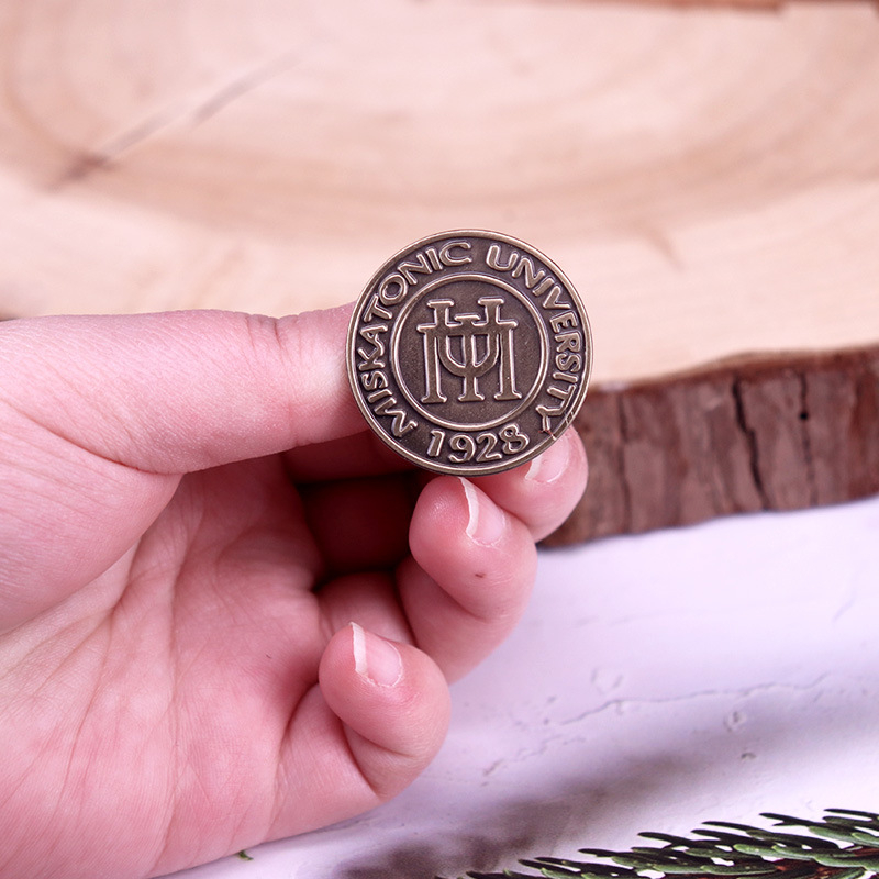 Μεταλλικό σήμα του Πανεπιστημίου Miscatonic, καρφίτσα με τον μύθο του Κθούλου