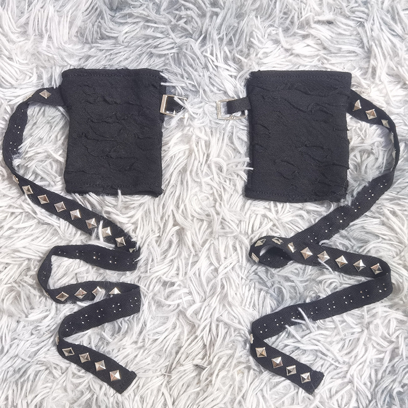 Tumedad mootorratta neetidega mähitud kindad, sõrmedeta unisex meeste ja naiste suvised hiphopi laheda stiiliga visuaalsed käekindad laos.