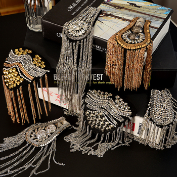 Užsienio prekyba, eksportas, sunkioji pramonė, vinis, karoliukai, kutai, antpečiai, ženkliukas, paltas, audinys, lipdukai, didelis prekės ženklas, mada, pasirodymas, asmenybė, drabužiai, dekoras, aksesuarai