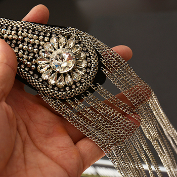 Užsienio prekyba, eksportas, sunkioji pramonė, vinis, karoliukai, kutai, antpečiai, ženkliukas, paltas, audinys, lipdukai, didelis prekės ženklas, mada, pasirodymas, asmenybė, drabužiai, dekoras, aksesuarai