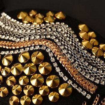 Užsienio prekyba, eksportas, sunkioji pramonė, vinis, karoliukai, kutai, antpečiai, ženkliukas, paltas, audinys, lipdukai, didelis prekės ženklas, mada, pasirodymas, asmenybė, drabužiai, dekoras, aksesuarai