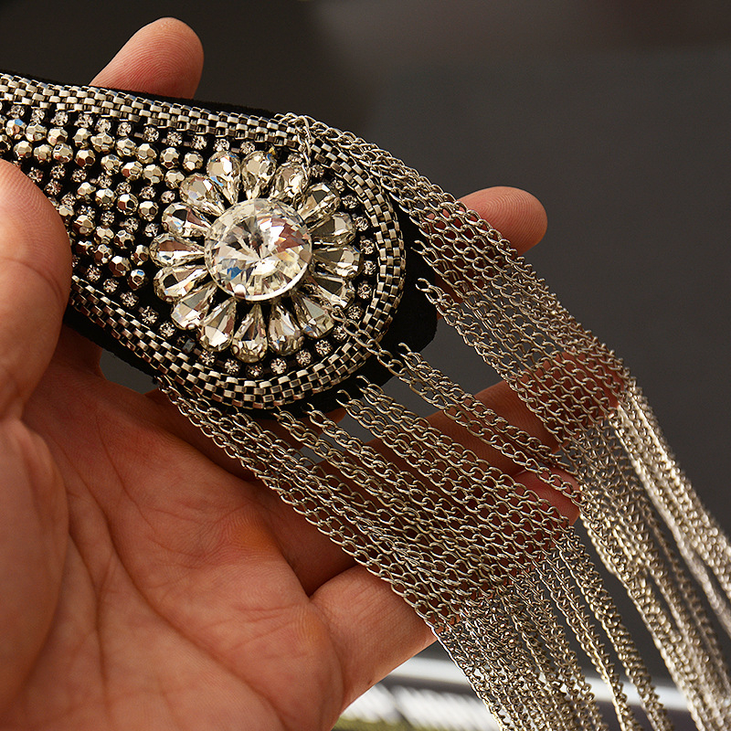 Užsienio prekyba, eksportas, sunkioji pramonė, vinis, karoliukai, kutai, antpečiai, ženkliukas, paltas, audinys, lipdukai, didelis prekės ženklas, mada, pasirodymas, asmenybė, drabužiai, dekoras, aksesuarai