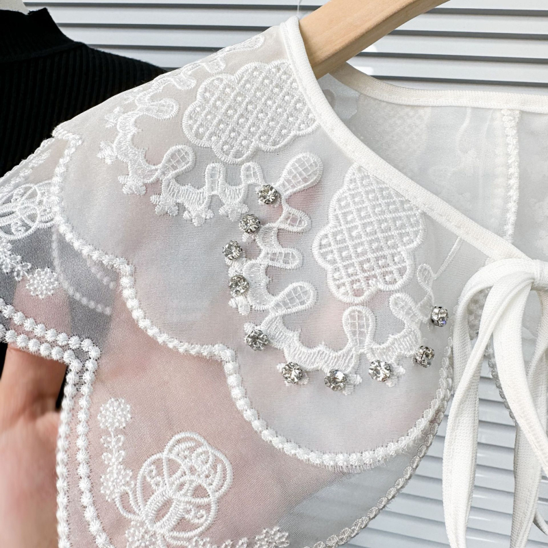 Határokon átnyúló e-kereskedelem, legkelendőbb fehér, kétrétegű organza, hímzett, hamis nyakörv, női gallér, virágszegekkel, gyémánt mintás fűzős gombokkal