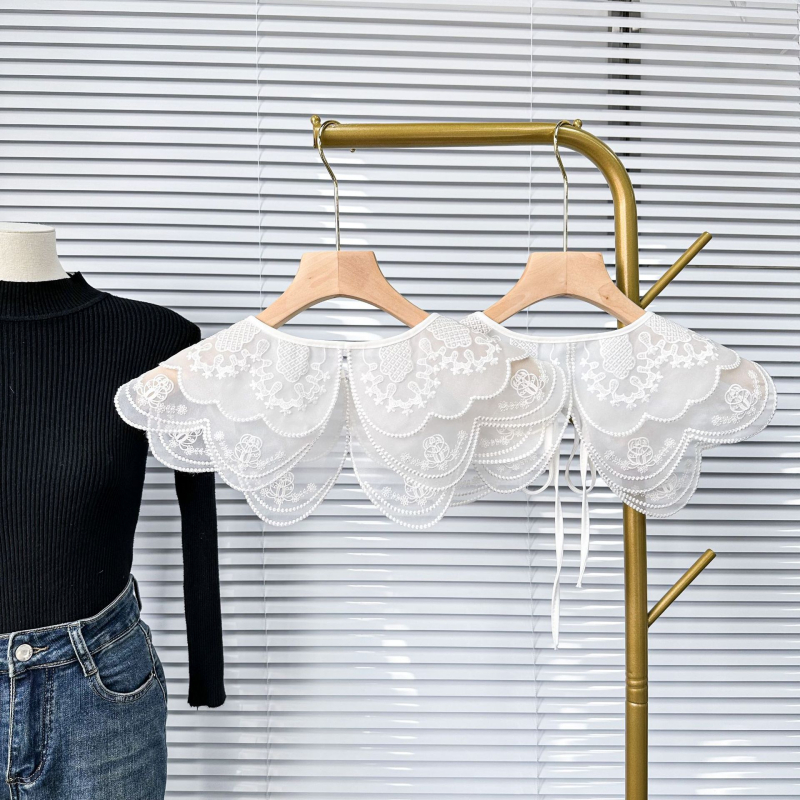 Határokon átnyúló e-kereskedelem, legkelendőbb fehér, kétrétegű organza, hímzett, hamis nyakörv, női gallér, virágszegekkel, gyémánt mintás fűzős gombokkal