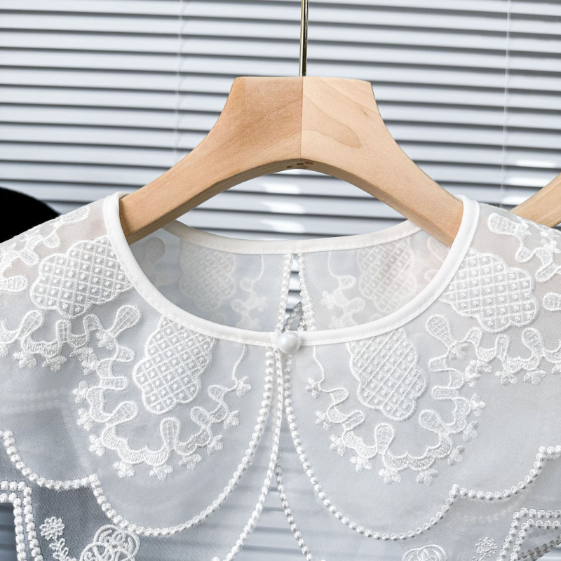 Határokon átnyúló e-kereskedelem, legkelendőbb fehér, kétrétegű organza, hímzett, hamis nyakörv, női gallér, virágszegekkel, gyémánt mintás fűzős gombokkal