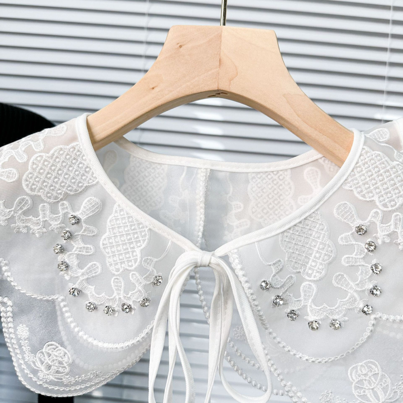 Határokon átnyúló e-kereskedelem, legkelendőbb fehér, kétrétegű organza, hímzett, hamis nyakörv, női gallér, virágszegekkel, gyémánt mintás fűzős gombokkal