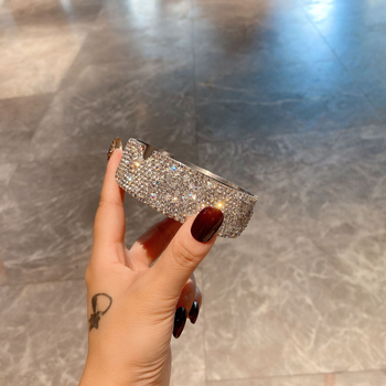 Kūrybinga, suasmeninta, lengva, prabangi, deimantais inkrustuota krištolo aliuminio lydinio peleninė, darbalaukio papuošalai, didelės vertės biuro buitinė peleninė