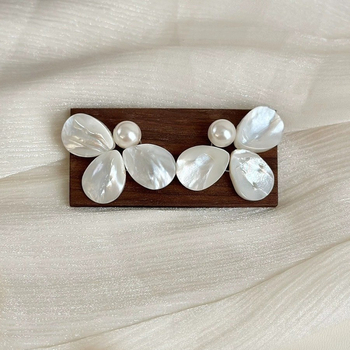 Little Red Book Isti francuski stil Biserne cvjetne naušnice Ženske vintage nišne lagane luksuzne naušnice Personalizirani vrhunski nakit za uši