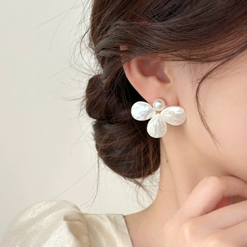 Обеци Little Red Book в същия френски стил с перлени цветя, дамски винтидж нишови леки луксозни обеци, персонализирани висок клас бижута за уши