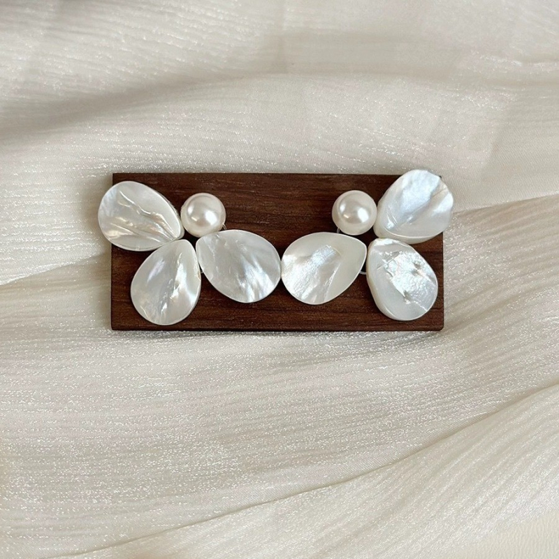 Little Red Book Isti francuski stil Biserne cvjetne naušnice Ženske vintage nišne lagane luksuzne naušnice Personalizirani vrhunski nakit za uši