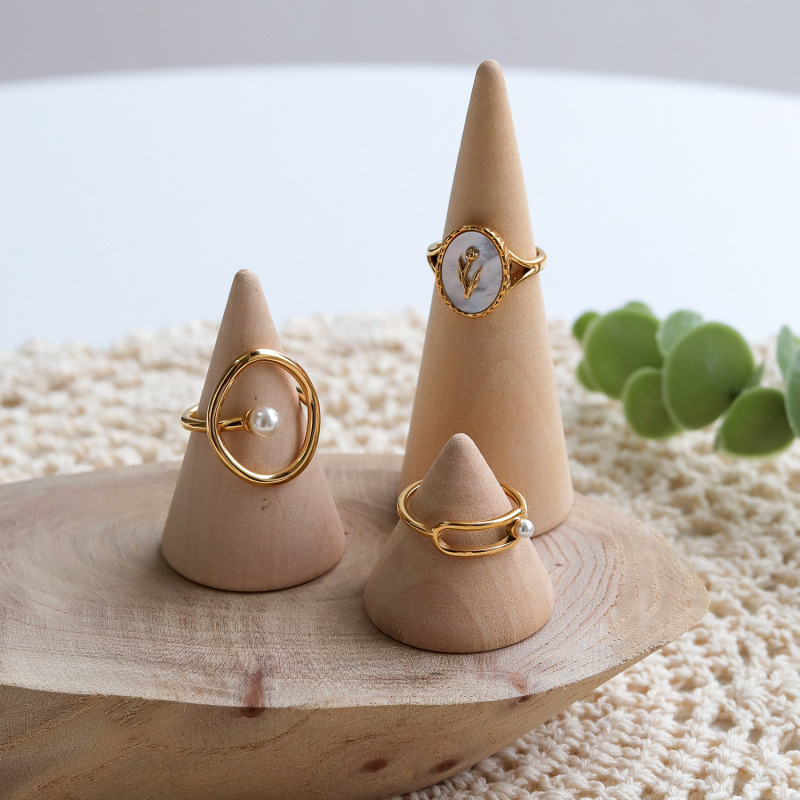 Täispuidust koonilise kujuga rõngaste vitriinalus ehetele ehete poodi, rõngaste hoiustamine, fotograafia poseerimise rekvisiidid, kaunistused