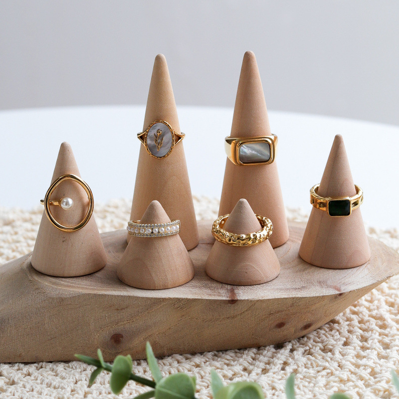 Täispuidust koonilise kujuga rõngaste vitriinalus ehetele ehete poodi, rõngaste hoiustamine, fotograafia poseerimise rekvisiidid, kaunistused