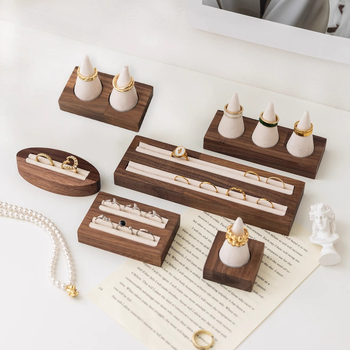 Mustast pähklist täispuidust sõrmuse vitriin, tipptasemel ehterõngaste ehete poe vitriin, fotorekvisiidid