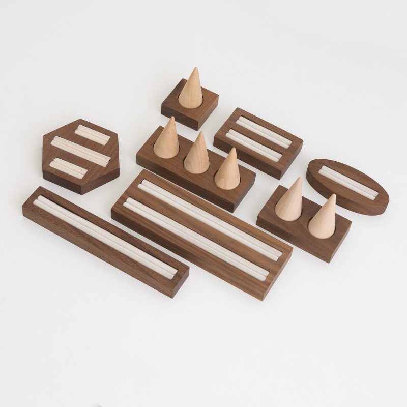 Mustast pähklist täispuidust sõrmuse vitriin, tipptasemel ehterõngaste ehete poe vitriin, fotorekvisiidid