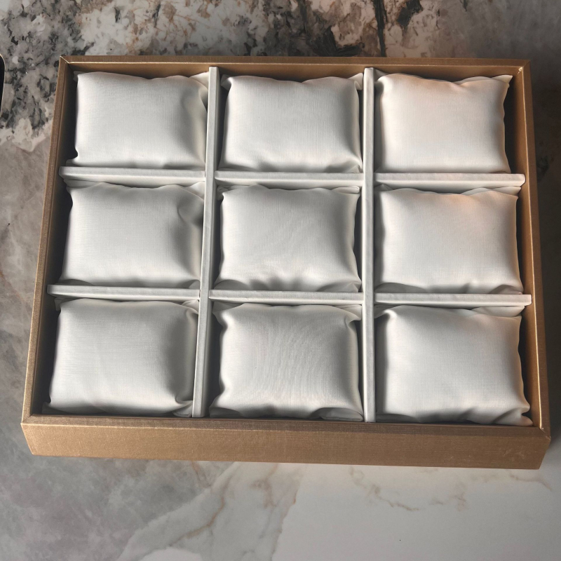 Originaalne puidust raamiga flanellist kella vitriinkapp, käevõru, käevõru vitriinkapp, 12 karpiga ehtetaldrik, puidust hoiualus