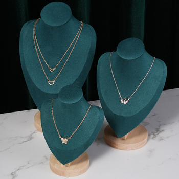 Tumeroheline portree modelli kaelakee kaelavormi leti rekvisiidid aknaleti vitriin otsevõtete kaunistused