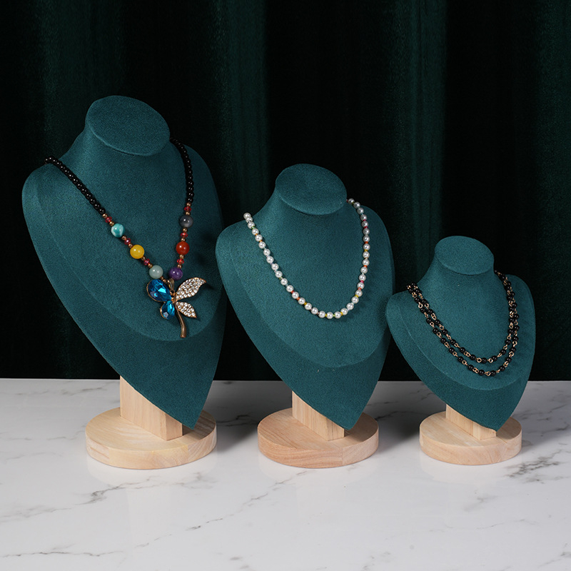 Tumeroheline portree modelli kaelakee kaelavormi leti rekvisiidid aknaleti vitriin otsevõtete kaunistused