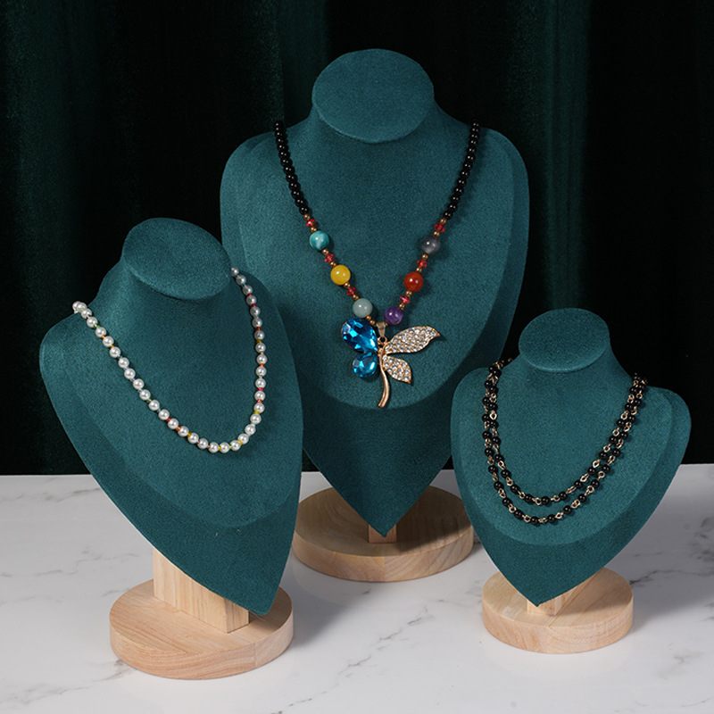 Tumeroheline portree modelli kaelakee kaelavormi leti rekvisiidid aknaleti vitriin otsevõtete kaunistused