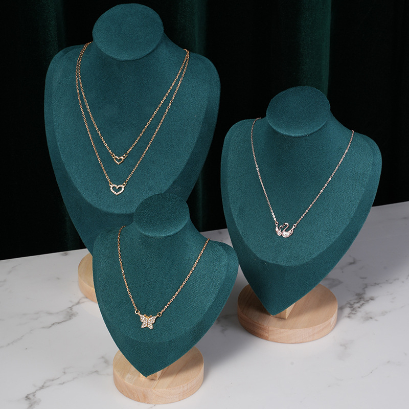 Tumeroheline portree modelli kaelakee kaelavormi leti rekvisiidid aknaleti vitriin otsevõtete kaunistused