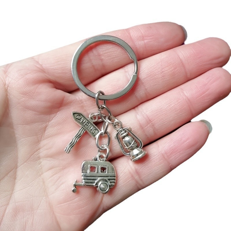2024 Kemping Kemping Ingyenes Utazás Kulcstartó Lakókocsi Útjelző Kerozinlámpa Ballagási Utazás Kulcstartó