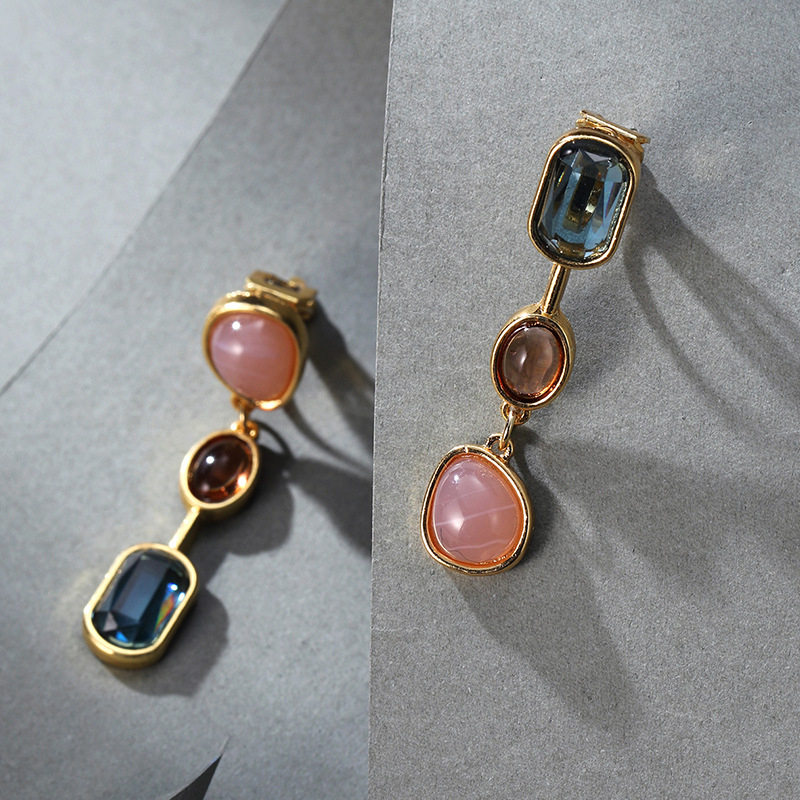 Temperamentumos divatos színű drágakő egyszerű fülbevaló retró színű, egyező színű fülbevalók, mindenhez illő temperamentumos internetes hírességek fülbevalói lyukak nélkül