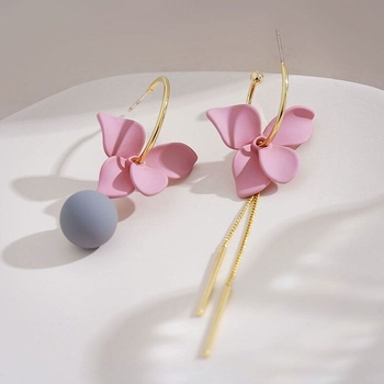 Супер фея асиметрична кука за ухо с уникален дизайн, обеци с розова лилия, нишови, дълги пискюли, дамски обеци с топка
