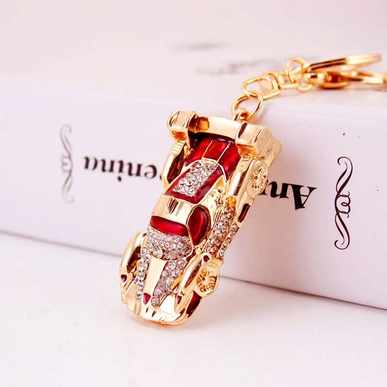 Gyémánttal kirakott strassz kreatív autómodell kulcstartó táska kulcstartó fém medál kiegészítők kézműves kis ajándék 973