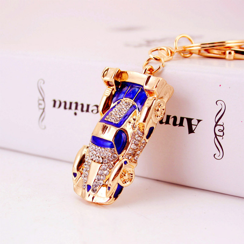 Gyémánttal kirakott strassz kreatív autómodell kulcstartó táska kulcstartó fém medál kiegészítők kézműves kis ajándék 973