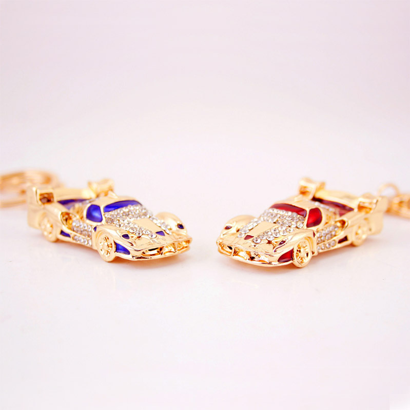 Gyémánttal kirakott strassz kreatív autómodell kulcstartó táska kulcstartó fém medál kiegészítők kézműves kis ajándék 973