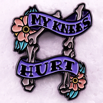 Sérült a térdem zománctű hátborzongató térdkalács bross jelvény szép virág