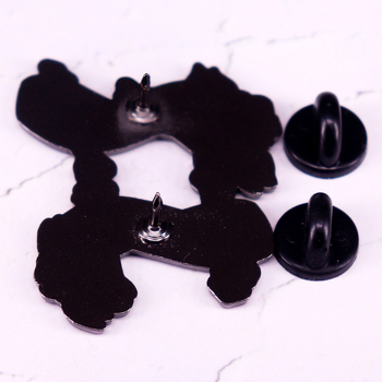 Sérült a térdem zománctű hátborzongató térdkalács bross jelvény szép virág