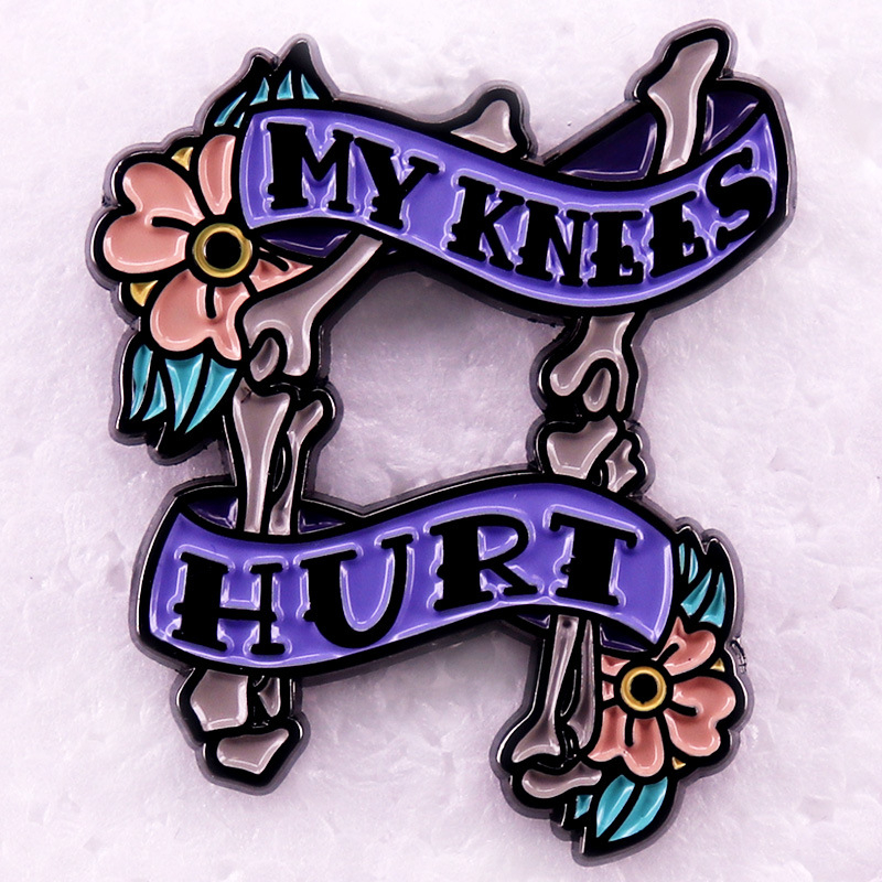 Sérült a térdem zománctű hátborzongató térdkalács bross jelvény szép virág