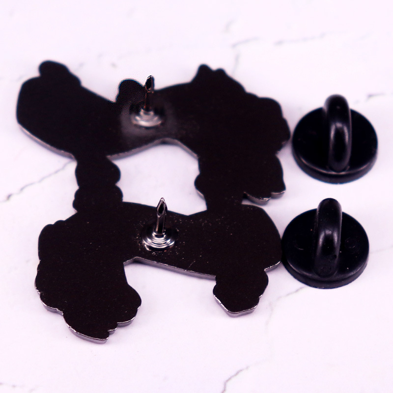 Sérült a térdem zománctű hátborzongató térdkalács bross jelvény szép virág