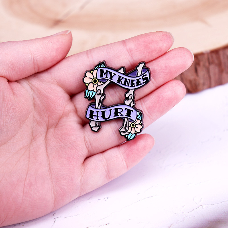 Sérült a térdem zománctű hátborzongató térdkalács bross jelvény szép virág