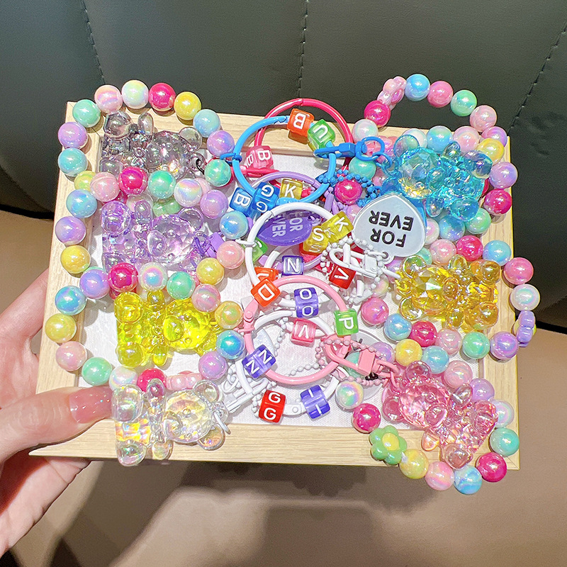 Gyöngyös ülő medve kulcstartó medál, gyönyörű akril táskába akasztható autós kulcstartó, kis ajándék, nagykereskedelem