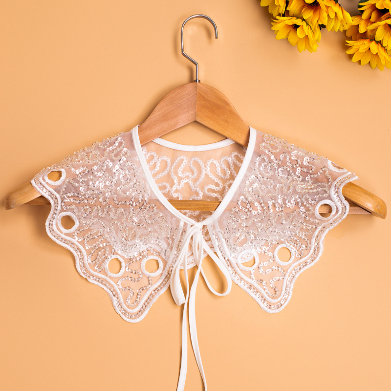 Gyönyörű hímzett, gyöngyös virágos női ruházat, fekete-fehér, raktáron, hamis galléros, fűzős, masnis ing, külső gallérral