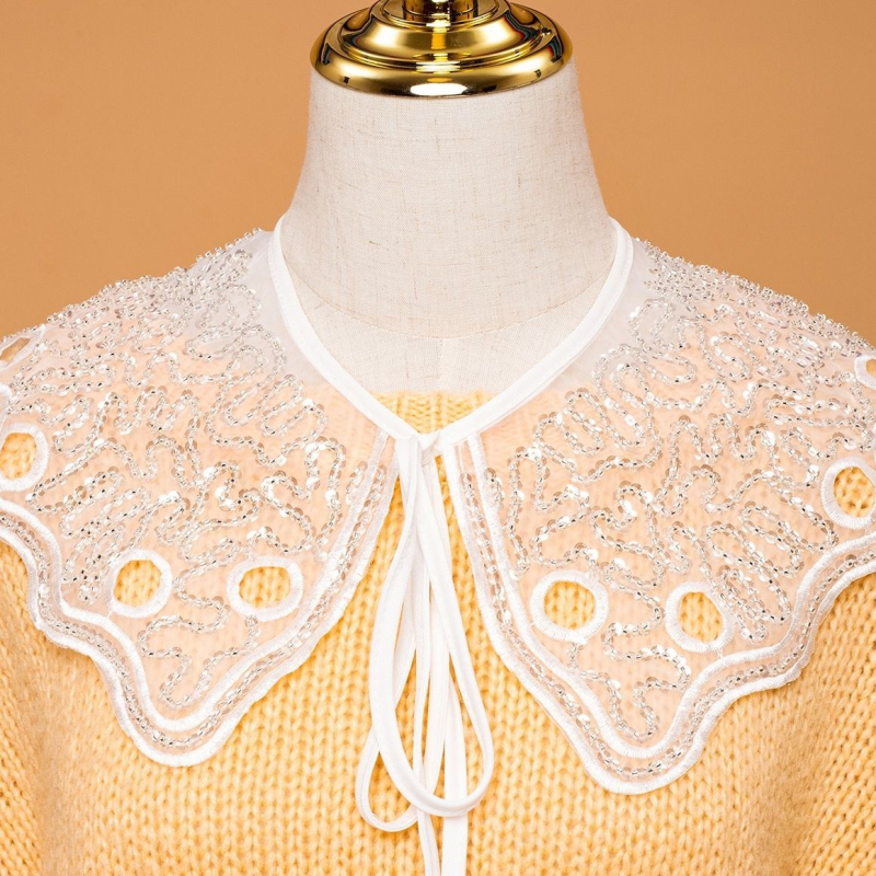 Gyönyörű hímzett, gyöngyös virágos női ruházat, fekete-fehér, raktáron, hamis galléros, fűzős, masnis ing, külső gallérral