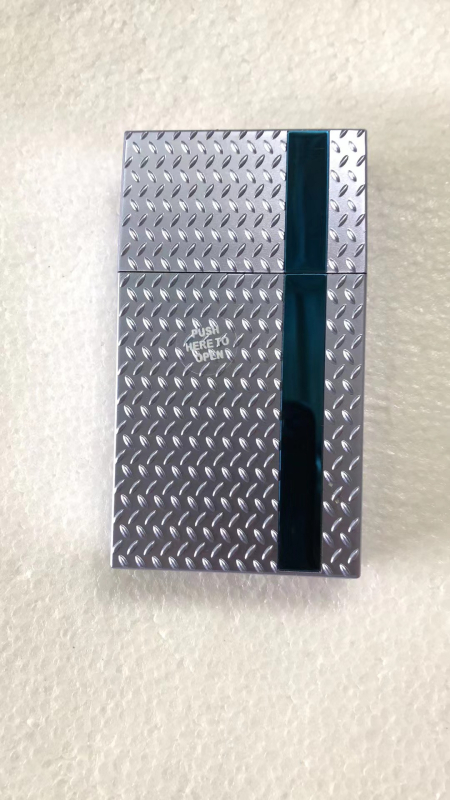 Plastmasas cigarešu maciņš vertikāls, spilgts, sloksnes formas smalks cigarešu maciņš var iepakot visu iepakojumu pārnēsājamu cigarešu maciņa iekšējo sprādzi, elastīgo vāku uzglabāšanas kastes saspiešanas pretestība