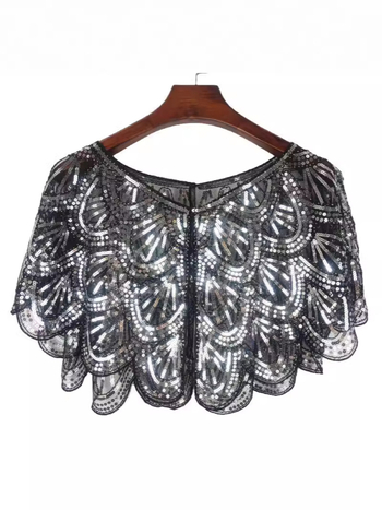 Μικρό καλοκαιρινό σάλι για γυναίκες με πούλιες και χάντρες από δαντέλα. Λαμπερό καλοκαιρινό εξωτερικό για γυναίκες με μικρή κάπα με χάντρες.