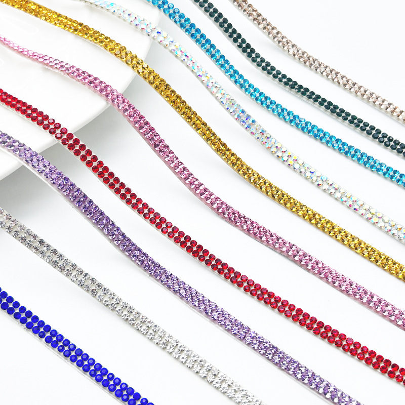 Tarpvalstybiniai, karštai parduodami lipnūs kalnų krištolo lipdukai stiklo dekoravimui, batų dekoracijoms, kalnų krištolo juostelėms, kalnų krištolo juostelėms