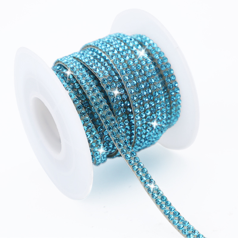 Tarpvalstybiniai, karštai parduodami lipnūs kalnų krištolo lipdukai stiklo dekoravimui, batų dekoracijoms, kalnų krištolo juostelėms, kalnų krištolo juostelėms