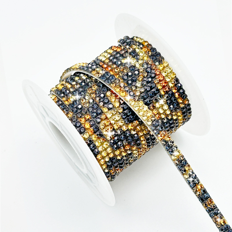 Tarpvalstybiniai, karštai parduodami lipnūs kalnų krištolo lipdukai stiklo dekoravimui, batų dekoracijoms, kalnų krištolo juostelėms, kalnų krištolo juostelėms