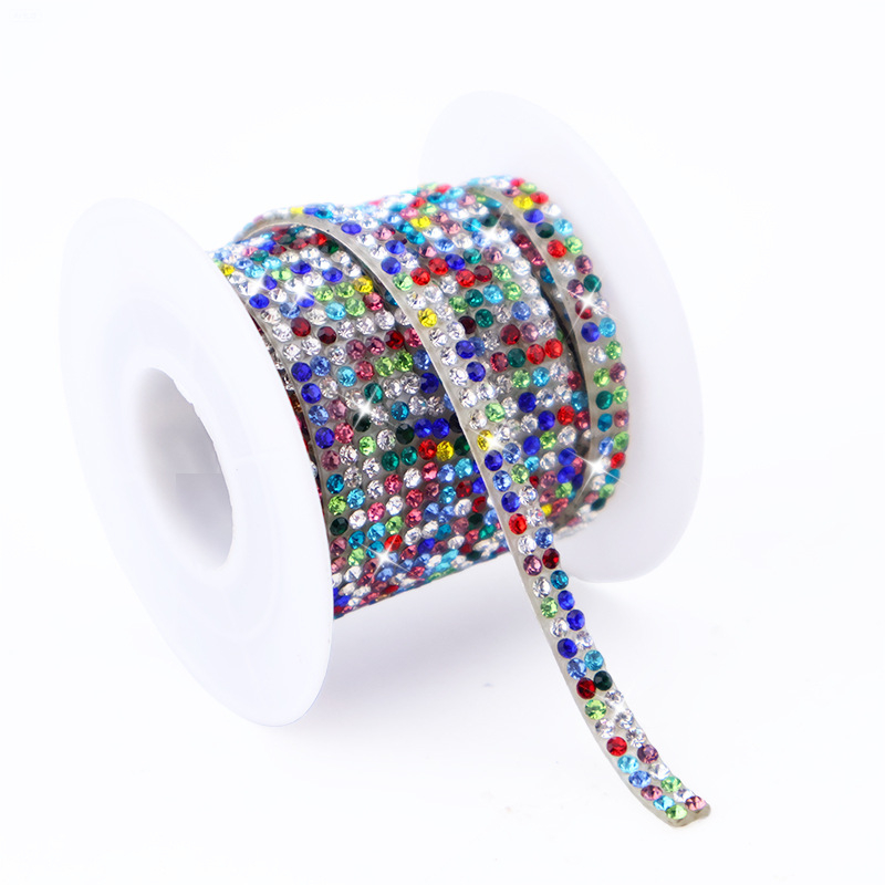 Tarpvalstybiniai, karštai parduodami lipnūs kalnų krištolo lipdukai stiklo dekoravimui, batų dekoracijoms, kalnų krištolo juostelėms, kalnų krištolo juostelėms