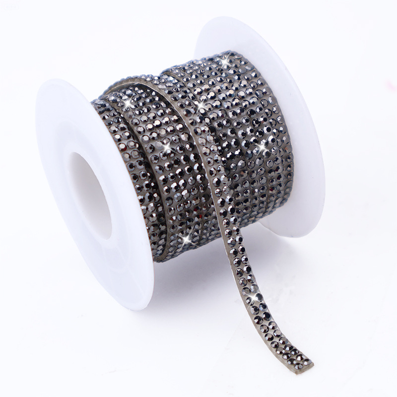 Tarpvalstybiniai, karštai parduodami lipnūs kalnų krištolo lipdukai stiklo dekoravimui, batų dekoracijoms, kalnų krištolo juostelėms, kalnų krištolo juostelėms