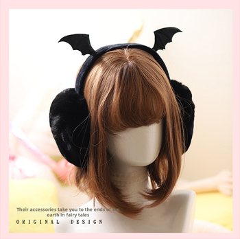 Išorinės pūkuotos šikšnosparnio sparno formos ausų pagalvėlės. Šiltos ausų apsaugos. Sulankstomas dizainas. Lengvai nešiojamas. Tamsus stilius.