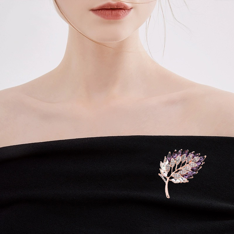 Divat üreges levelekkel díszített bross, gyönyörű öltönyruha, női ruha, női ruhaszárító, új trendi, rögzített csattal díszített, temperamentumos ékszerek nagykereskedelme