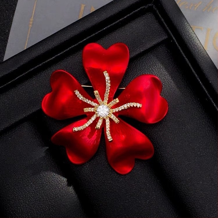 Červená kvetinová brošňa s dizajnom výklenku, doplnky pre obleky Cheongsam v čínskom štýle, luxusná dámska personalizovaná brošňa s korsážou pre ženy