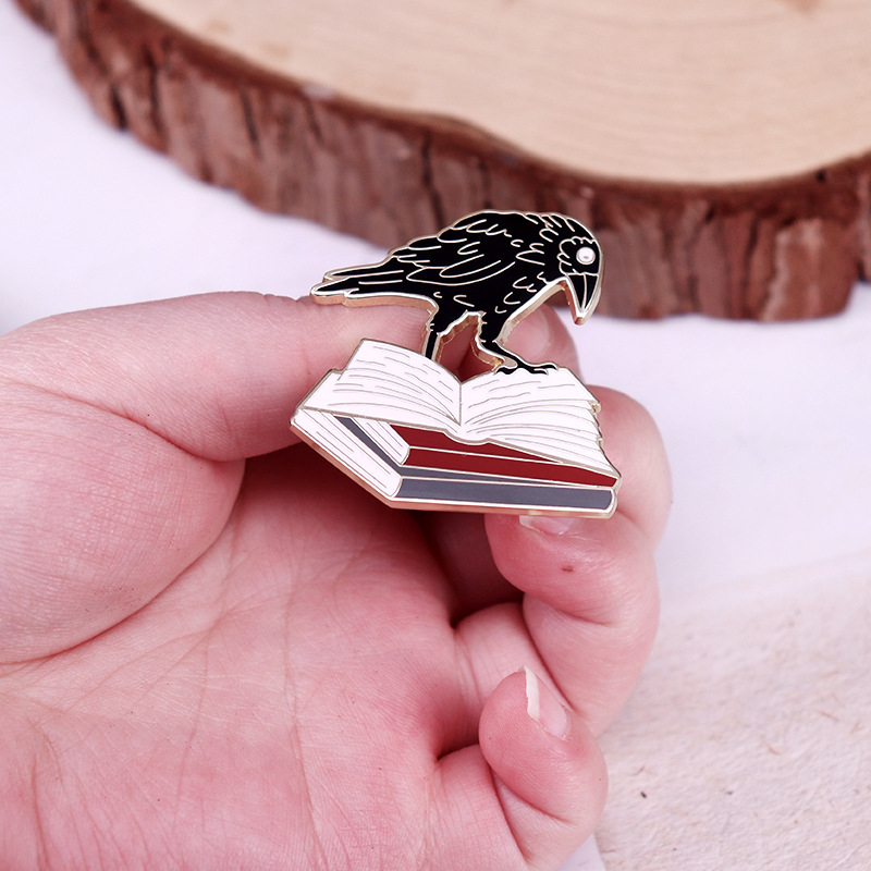 Аксесоари за декорация за Хелоуин с твърд емайл „Врана и книга“