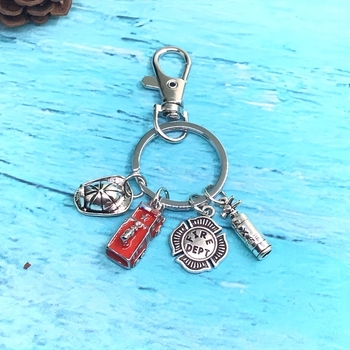 Νέο ευρωπαϊκό και αμερικανικό εξωτερικό εμπόριο κοσμημάτων σακίδιο πλάτης μενταγιόν κράνος με τσεκούρι πυροσβεστήρα μετάλλιο πυροσβέστη μπρελόκ